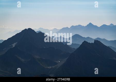 Vista da Punta Hellbronner sulle creste delle Alpi italiane a Courmayeur, Italia Foto Stock