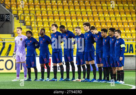 Boraas, Svezia. 20 novembre 2023. I giocatori dei Paesi Bassi si schierano prima della partita di qualificazione DELL'EURO U21 tra Svezia e Paesi Bassi alla Boraas Arena di Boraas. (Foto: Gonzales Photo - Amanda Persson). Foto Stock