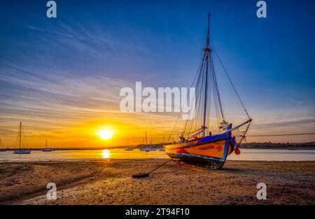 Variopinta imbarcazione da pesca ad Alvor, un villaggio situato nell'Algarve occidentale, all'interno del comune di Portimão in Portogallo Foto Stock