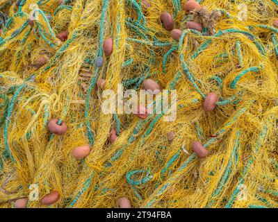 Vista ravvicinata delle reti da pesca sul molo. Foto Stock