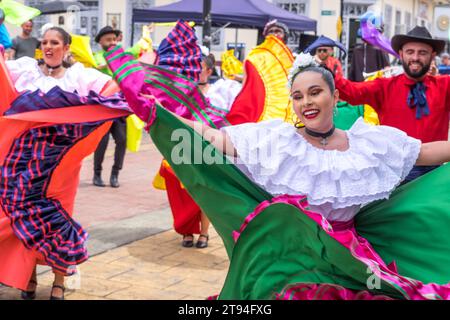 Gruppo di danza popolare che sfilano per le strade di San Jose, capitale della Costa Rica Foto Stock