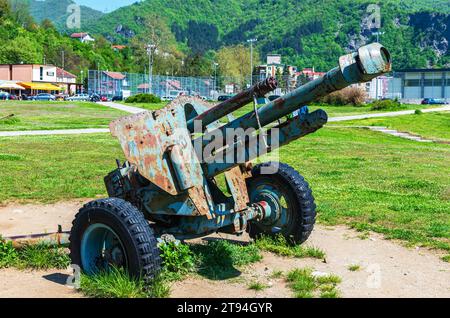 Il cannone della seconda guerra mondiale fu esposto di fronte al Memorial Center Jablanica Foto Stock