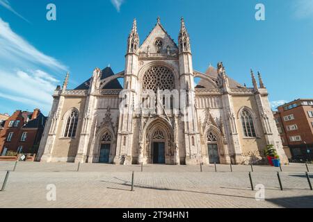 Ingresso alla chiesa di Saint-Éloi, Dunkerque con segni di pallottola sulle mura della seconda guerra mondiale come ricordo della sofferenza qui. Francia. Foto Stock