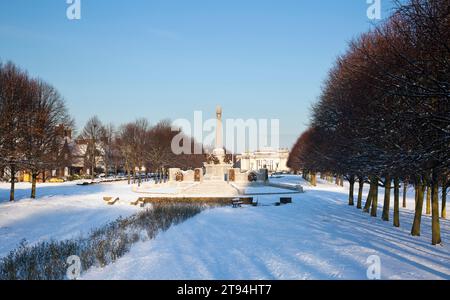 Il War Memorial a Port Sunlight, nella neve. Foto Stock