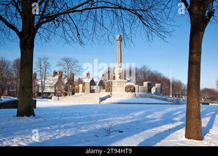 Il War Memorial a Port Sunlight, nella neve. Foto Stock