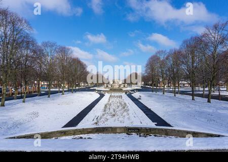 Il War Memorial, il porto alla luce del sole, nella neve, visto dagli Hillsborough Memorial Gardens. Foto Stock