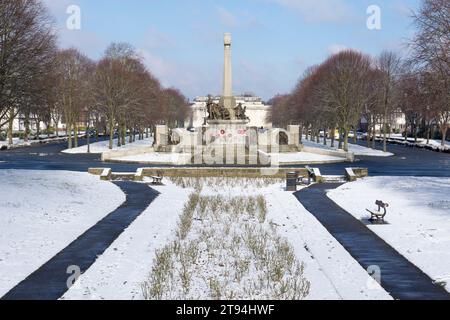 Il War Memorial, il porto alla luce del sole, nella neve, visto dagli Hillsborough Memorial Gardens. Foto Stock