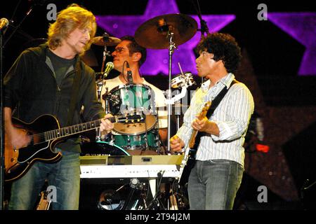 **FILE PHOTO** Daryl Hall Sues and Files Restaining Order su John Oates. Hall e Oates si esibiscono sotto la pioggia battente al concerto Sweet Sounds of Liberty al Philadelphia Museum of Art, Philadelphia, Pennsylvania, 4 luglio 2007. Copyright: XScottxWeinerx credito: Imago/Alamy Live News Foto Stock