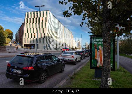 Il gruppo OP o la sede OP-ryhmä al sole pomeridiano con un po' di traffico su Teollisuuskatu nel distretto di Vallila di Helsinki, Finlandia Foto Stock