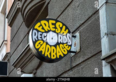 Negozio di vinile di seconda mano Fresh Garbage Records cartellone nel quartiere Taka-Töölö di Helsinki, Finlandia Foto Stock