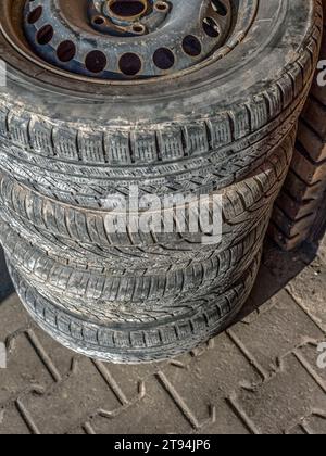 Pile di usato e indossato gli pneumatici per auto Foto Stock