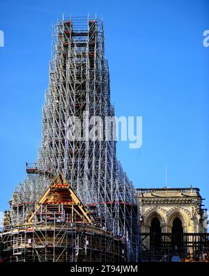 Lavori alla Cattedrale di Notre-Dame de Paris per il restauro della guglia, a Parigi, in Francia, il 22 novembre 2023. I falegnami rimangono sul posto per continuare a costruire la struttura della guglia nel cuore di Notre-Dame. La struttura in legno di quercia dura quasi 70 metri di altezza e la guglia culminerà a 96 metri sopra l'attraversamento del transetto. Questa guglia è in fase di ricostruzione per essere identica a quella originale, poiché dopo l'incendio del 15 aprile 2019, Notre-Dame sarà riaperta alla fine del 2024. Foto di Karim Ait Adjedjou/ABACAPRESS.COM Foto Stock
