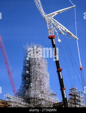 Lavori alla Cattedrale di Notre-Dame de Paris per il restauro della guglia, a Parigi, in Francia, il 22 novembre 2023. I falegnami rimangono sul posto per continuare a costruire la struttura della guglia nel cuore di Notre-Dame. La struttura in legno di quercia dura quasi 70 metri di altezza e la guglia culminerà a 96 metri sopra l'attraversamento del transetto. Questa guglia è in fase di ricostruzione per essere identica a quella originale, poiché dopo l'incendio del 15 aprile 2019, Notre-Dame sarà riaperta alla fine del 2024. Foto di Karim Ait Adjedjou/ABACAPRESS.COM Foto Stock