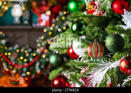 Buon Natale e felice anno nuovo sfondo. Albero di Natale e decorazioni natalizie con palle e luce bokeh. Foto Stock