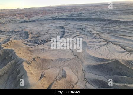Un paesaggio panoramico di colline ondulate con un vasto terreno che si estende all'orizzonte Foto Stock