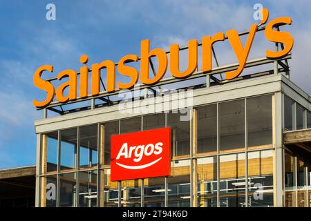 Un cartello per Sainsbury's e Argos su un grande supermercato Sainsbury's a King's Lynn, Norfolk Foto Stock