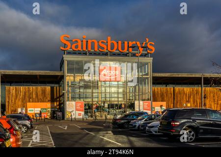 Un cartello per Sainsbury's e Argos su un grande supermercato Sainsbury's a King's Lynn, Norfolk Foto Stock