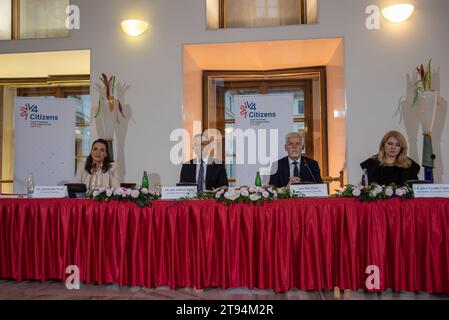 Da sinistra a destra: il presidente ungherese Katalin Novak, il presidente polacco Andrzej Duda, il presidente ceco Petr Pavel e il presidente slovacco Zuzana Caputova sono stati visti durante una conferenza stampa congiunta dopo il vertice dei presidenti del gruppo di Visegrad (V4) al castello di Praga. I presidenti della Repubblica ceca, della Slovacchia, della Polonia e dell'Ungheria si riuniscono al vertice del gruppo Visegrad (V4) ospitato dall'attuale presidenza ceca del gruppo. I principali temi discussi durante il vertice sono i progetti infrastrutturali comuni e il rafforzamento dei contatti tra i paesi membri. Il gruppo Visegrad (V4) è stato istituito in Foto Stock