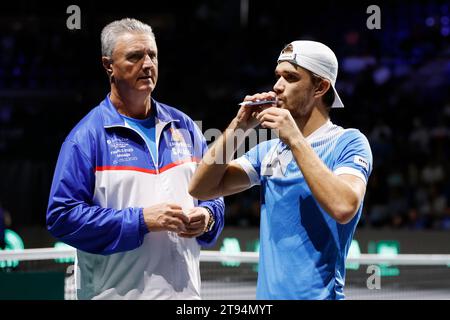 Il tennista ceco Tomas Machac, a destra, e il capitano Jaroslav Navratil, a sinistra, si vedono durante l'ultima partita a gironi della Coppa Davis maschile Foto Stock