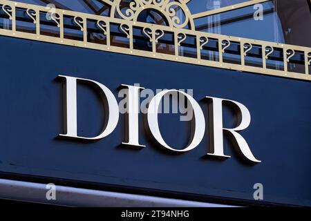 Insegna della boutique Dior situata in Place Vendôme a Parigi. Christian Dior è un marchio francese di moda e lusso fondato dallo stilista Christian Dior Foto Stock