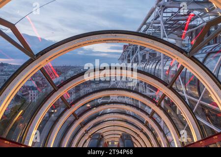 Centro Pompidou, tubi illuminati di sera Foto Stock