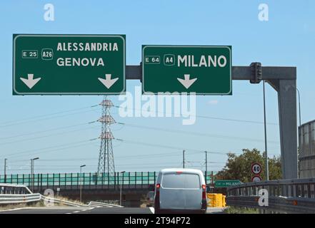 Indicazioni autostradali per le città italiane di MILANO, calle Milano e altre località del Nord Italia Foto Stock