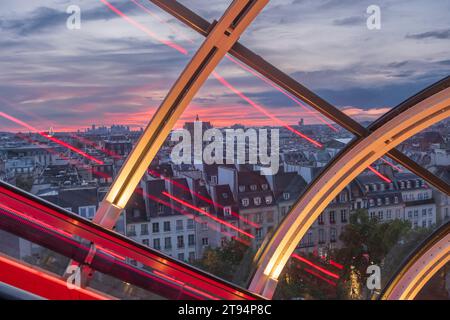Centro Pompidou, tubi illuminati di sera Foto Stock