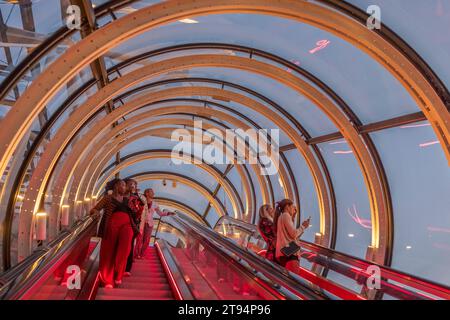 Centro Pompidou, tubi illuminati di sera Foto Stock