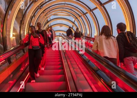 Centro Pompidou, tubi illuminati di sera Foto Stock