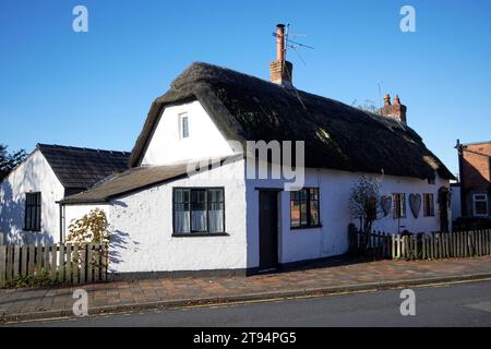 Edificio storico della strada botanica 11 e 13 vecchie case tradizionali con tetti di paglia Churchtown southport merseyside inghilterra regno unito Foto Stock