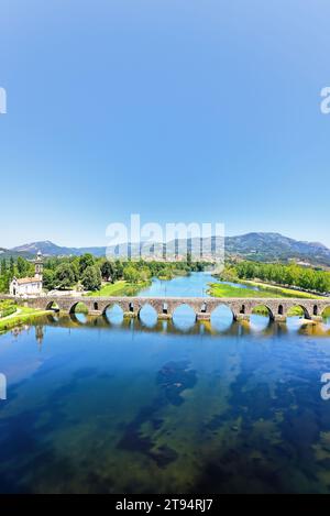 Una vista sopraelevata del bellissimo ponte medievale che attraversa il fiume Lima, Portogallo, risalente al 1368. Foto Stock