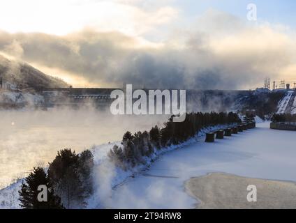 Krasnoyarsk, Russia - 2 dicembre 2017 - Vista della centrale idroelettrica di Krasnoyarsk Foto Stock