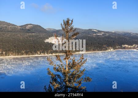 Krasnoyarsk, Russia - 2 dicembre 2017 - Vista del fiume Yenisei dalla piattaforma di osservazione in cima alla scogliera Sliznevsky di trecento metri Foto Stock