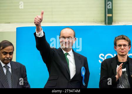 Il candidato conservatore James Duddridge deputato al ballottaggio per il collegio elettorale di Rochford & Southend East alle elezioni generali del 2019. Festeggiamo la vittoria Foto Stock