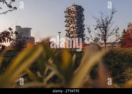 MILANO, ITALIA - 21 NOVEMBRE 2023 - "Bosco verticale", foresta verticale in autunno, appartamenti di design ed edifici nel quartiere "Isola" del ci Foto Stock