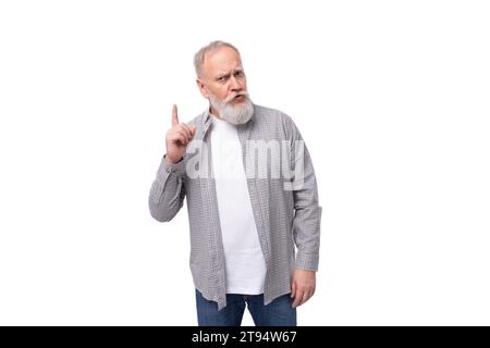 il bello anziano dai capelli grigi in camicia si ispira a un'idea su sfondo bianco con spazio per la copia Foto Stock