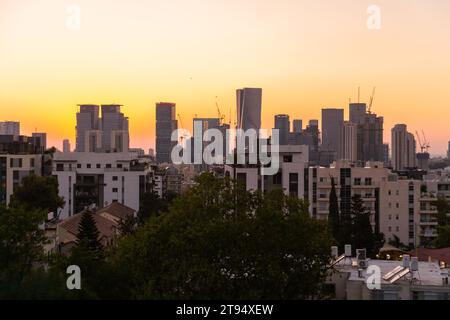 Tel Aviv, Israele - 6 ottobre 2023 - Vista aerea di Tel Aviv al tramonto. Skysrapers e strade viste dal quartiere finanziario della città. Foto Stock