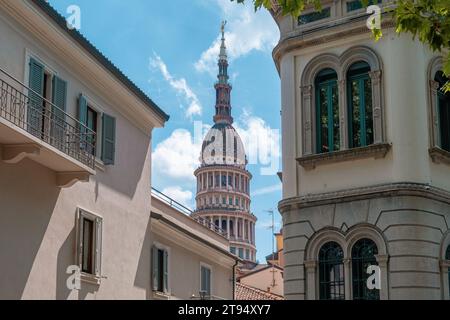 Cupola della Basilica di San Gaudenzio a Novara, Italia. Cupola e campanile della chiesa di San Gaudenzio con vecchi edifici nella città di Novara, Piemonte, Italia Foto Stock