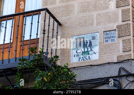 Madrid, Spagna, 09.10.21. Facciata in mattoni con tradizionale cartello medioevale piastrellato "Calle de la Pasa" (traduzione: Via Raisin). Foto Stock