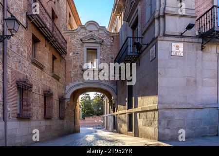 Passaggio di Plaza de la Villa, porta medievale in pietra su Calle de Madrid (traduzione: Via Madrid) e incrocio di Plaza de la Villa (Piazza Villa). Foto Stock