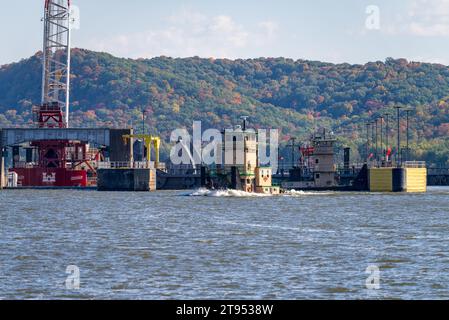 Hannibal, MO - 20 ottobre 2023: Blocco e diga n.. 12 sull'Upper Mississippi in ristrutturazione per sostituire i cancelli della diga Foto Stock