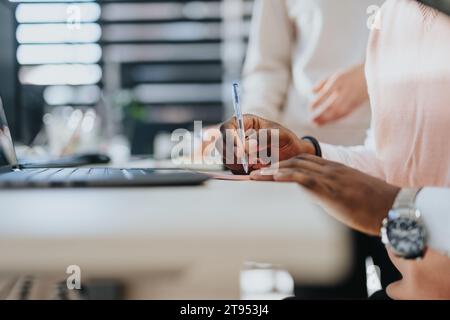 Il team Group of Business collabora alla pianificazione strategica e all'analisi di mercato in un ufficio aziendale, con l'obiettivo di promuovere la crescita dei profitti e la sostenibilità. Foto Stock