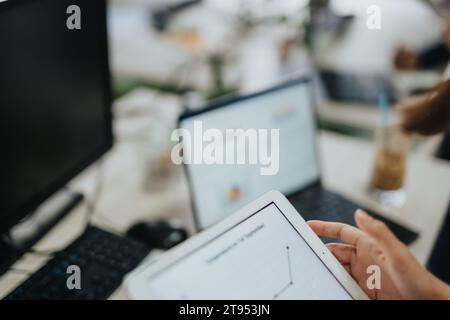 Il team aziendale collabora alla pianificazione strategica e all'analisi di mercato in un ufficio aziendale. Foto Stock