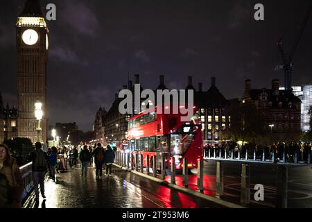 Passa la velocità dell'autobus rosso dell'area metropolitana di Londra Foto Stock