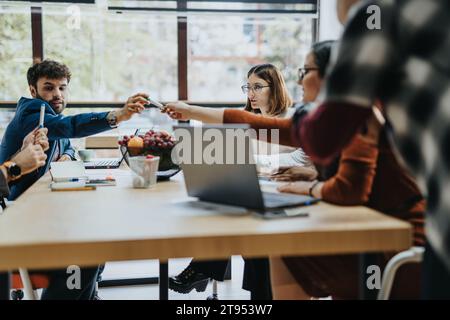 Il team aziendale pianifica l'espansione e l'innovazione del business in un moderno ambiente di ufficio, analizzando i dati di mercato e definendo strategie per la crescita. Foto Stock