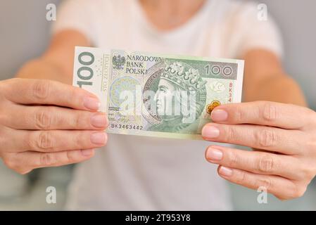 Soldi polacchi in mano a una donna. Foto Stock