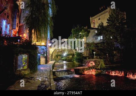 Potes, Cantabria, Spagna 08 02 2023: Città medievale di Potes di notte con ponte e fiume Deva lungo il suo percorso. Nella regione di Liebana, Cantabria, Spagna. Foto Stock