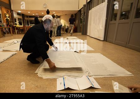 L'AIA - i membri dei seggi contano i voti iscritti nelle schede elettorali dagli elettori idonei. I Paesi Bassi si sono recati ai sondaggi per le elezioni della camera dei rappresentanti. ANP LAURENS VAN PUTTEN paesi bassi fuori - belgio fuori Foto Stock