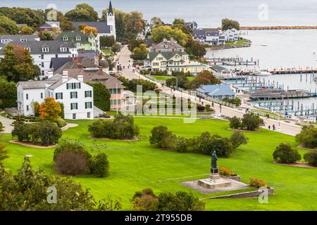 Vista da Fort Mackinac del porto statale di Mackinac Island nella baia di Haldimand e della chiesa cattolica di Sainte Anne. La statua di padre Jacques Marquette domina il Marquette Park sull'isola di Mackinac, Stati Uniti Foto Stock