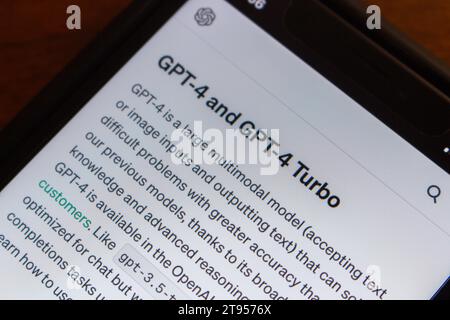 Un articolo su GPT-4 e GPT-4 Turbo dal sito Web OpenAI visto su uno schermo dell'iPhone. GPT-4 Turbo è la llm di nuova generazione di OpenAI Foto Stock